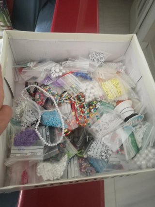 Caja de abalorios y cuentas para bisutería