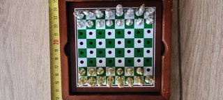 Juego de mesa de madera con fichas y dados