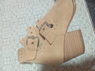 Botines Beige con Tachuelas y Hebillas