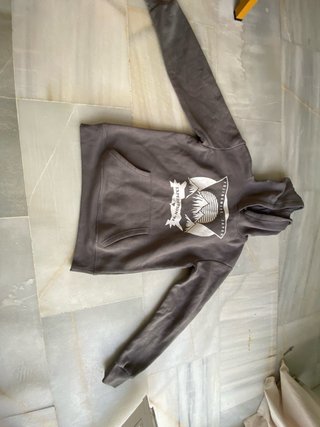 Sudadera gris con estampado de montaña