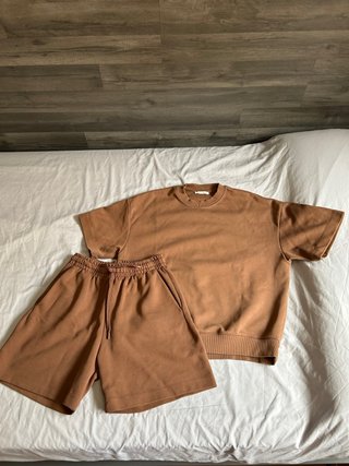 Conjunto marrón camiseta y shorts