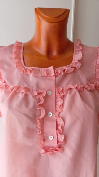 Camisón vintage rosa salmón con volantes.