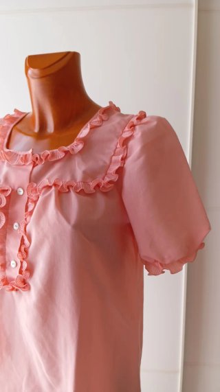 Camisón vintage rosa salmón con volantes.