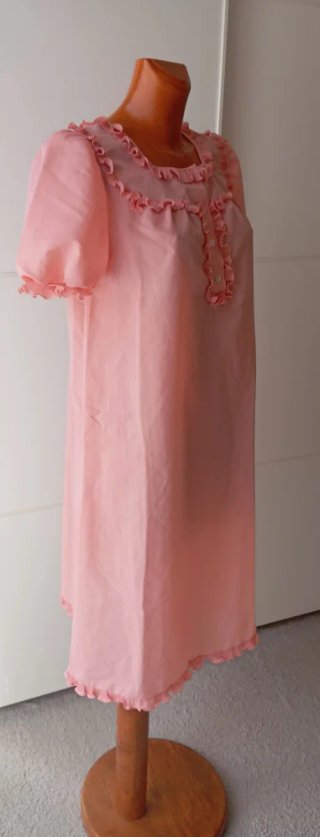 Camisón vintage rosa salmón con volantes.