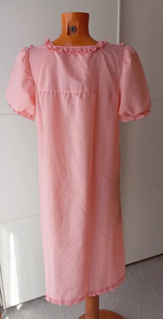 Camisón vintage rosa salmón con volantes.