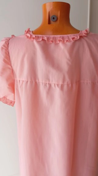 Camisón vintage rosa salmón con volantes.