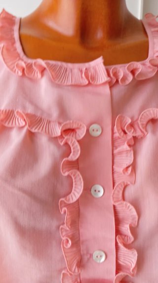 Camisón vintage rosa salmón con volantes.
