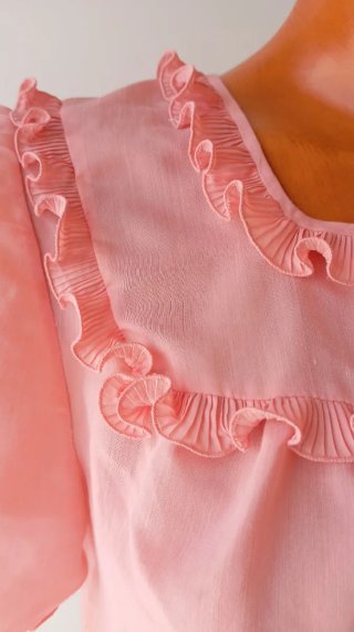 Camisón vintage rosa salmón con volantes.