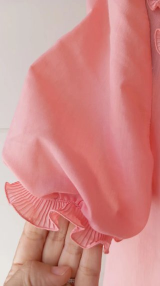 Camisón vintage rosa salmón con volantes.