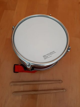 Tambor infantil con baquetas y correa