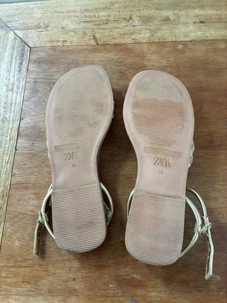Sandalias doradas Zara Talla 36