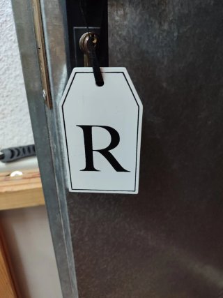 Colgador con letra R