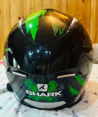 Casco de moto Shark negro y verde