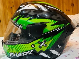 Casco de moto Shark negro y verde