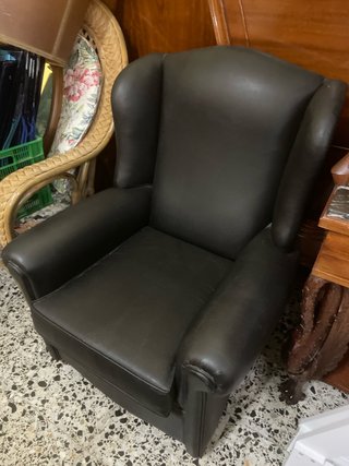 Butaca orejera de piel negra