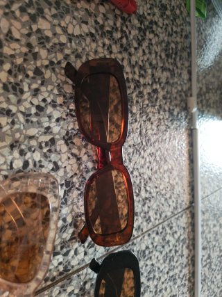 Gafas de sol marrones y negras