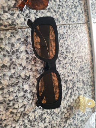 Gafas de sol marrones y negras