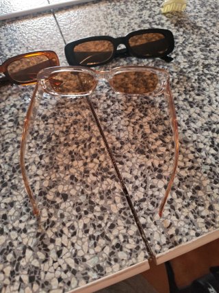 Gafas de sol marrones y negras