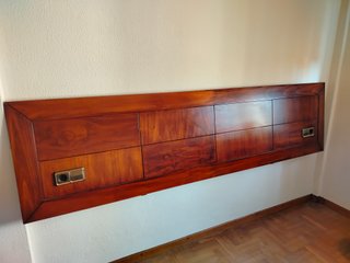 Cabecero de cama de madera corrido