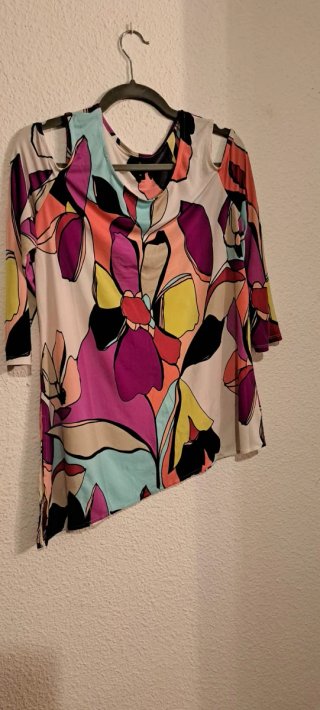 Blusa asimétrica multicolor con hombros descubiert