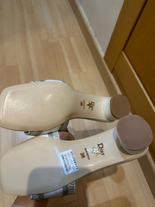 Chanclas Blancas y Doradas