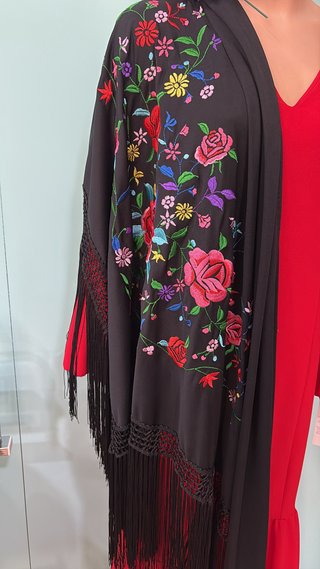 Chal flamenco negro bordado flores