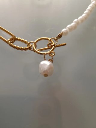 Collar largo dorado con perlas
