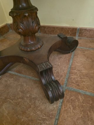Mesa de centro de madera tallada