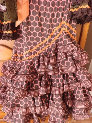 Traje de flamenca salmón y marrón