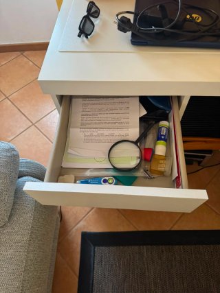 Mesa de escritorio blanca