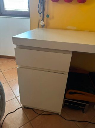 Mesa de escritorio blanca