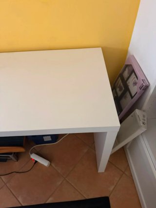Mesa de escritorio blanca