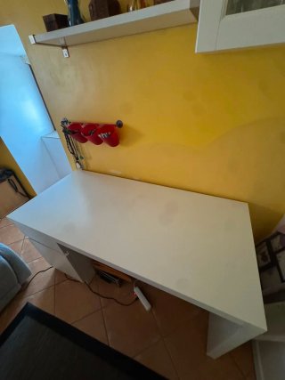 Mesa de escritorio blanca