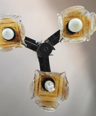 Lámpara de forja y cristal blanco dorado