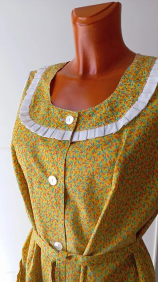 Vestido vintage, delantal vintage floral amarillo.