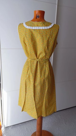 Vestido vintage, delantal vintage floral amarillo.