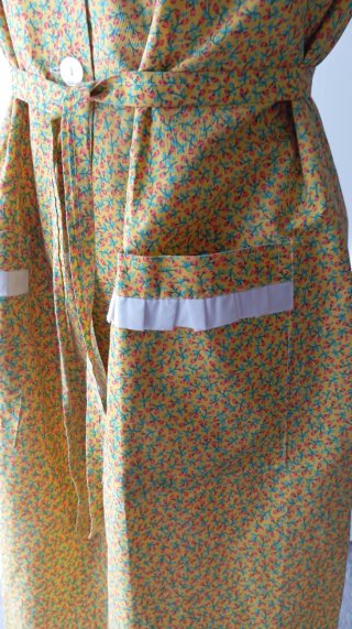 Vestido vintage, delantal vintage floral amarillo.