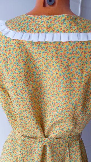 Vestido vintage, delantal vintage floral amarillo.