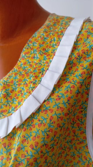 Vestido vintage, delantal vintage floral amarillo.