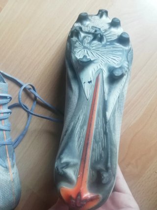 Botas de fútbol Puma Ultra blancas y naranjas