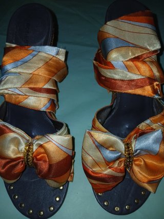 Sandalias Roberto Cavalli doradas y naranjas