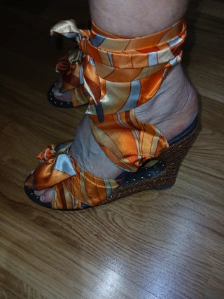 Sandalias Roberto Cavalli doradas y naranjas