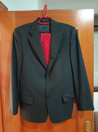 Traje Negro con Corbata Roja