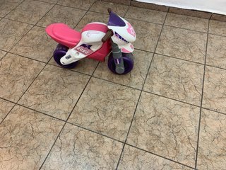 Moto correpasillos niña