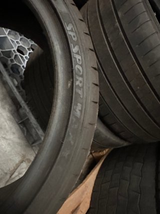 Neumático Dunlop 245 35 20