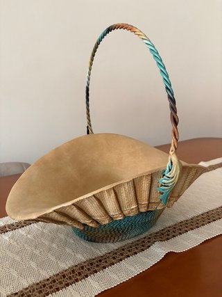 Cesta decorativa resina asa metal multicolor