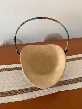 Cesta decorativa resina asa metal multicolor