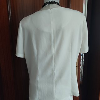 Blusa escote cuadrado color marfil. Talla 50