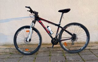Bicicleta de montaña negra y roja