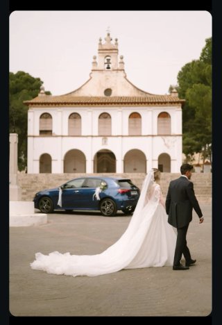 Traje de novio azul marino oscuro.
